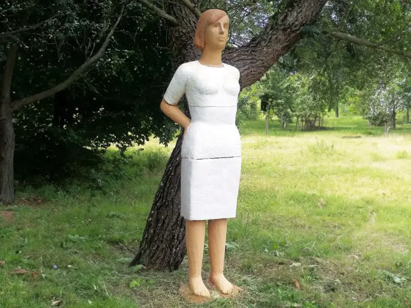 Donna in piedi 2006